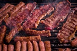 leckeres Grillfleisch auf dem Grill foto