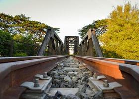 graue Schraubenmutter zur Befestigung des Eisenbahnschlosses mit braunem Rost. Stahlkonstruktionskonzept, stark und langlebig foto