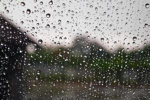 regentropfen auf glas verwischen hintergrund regenzeit konzept, wettervorhersage meteorologische abteilung wetter schlechte sicht kaltes wetter schlaf zu schlafen foto