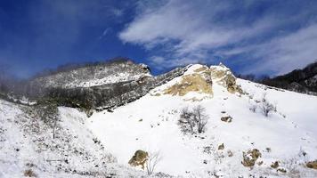 noboribetsu onsen schneeberg blauer himmel höllental winter foto