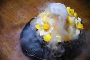 Smoky Bingsu Sweet Dessert - süßes Dessert im koreanischen Stil für den Hintergrund foto