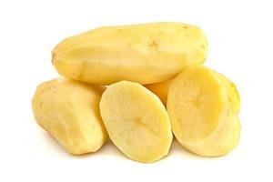 geschälte Kartoffeln isoliert auf weißem Hintergrund foto