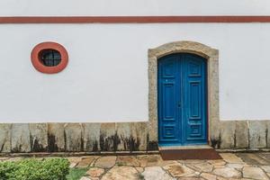 Blaue Vintage-Tür in der historischen Kirche in Ouro Preto, Brasilien foto