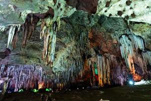 Stalaktiten in der Khao-Bin-Höhle in Ratchaburi, Thailand. foto