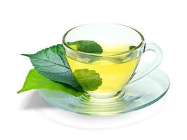 Grüner Tee mit transparenter Tasse isoliert auf weißem Hintergrund, Beschneidungspfad enthalten foto