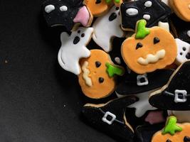 halloween-lebkuchenplätzchen für lebensmittel- und urlaubskonzept foto