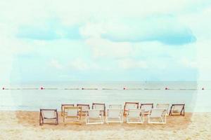 weißer Strandkorb mit blauem Himmel und Meerblick foto