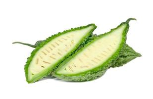 bitterer Kürbis oder bittere Melone oder momordica charantia isoliert auf weißem Hintergrund foto