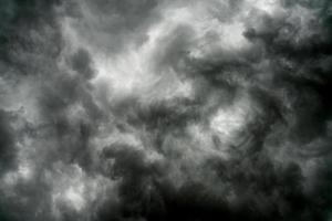 Regenwolken und strukturierter Hintergrund des schwarzen Himmels foto