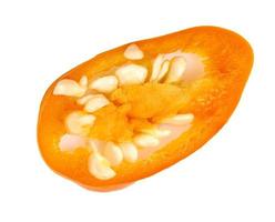 in Scheiben geschnittene orange Chili isoliert auf weißem Hintergrund foto