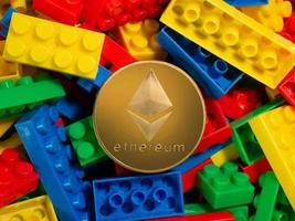 die ethereum-münze auf plastikspielzeug muti farbe für bildung oder geschäftskonzept foto