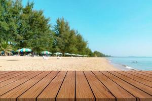 Holztisch mit Strandlandschaftsunschärfehintergrund foto