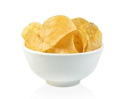 Kartoffelchips in Schüssel isoliert auf weißem Hintergrund, enthalten Beschneidungspfad foto