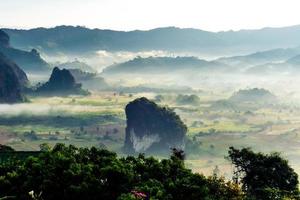 landschaft mit sonnenschein im morgennebel bei phu lang ka, phayao, thailand foto