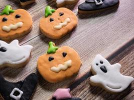 halloween-lebkuchenplätzchen für lebensmittel- und urlaubskonzept foto