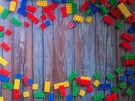 Ziegelspielzeug multi auf Holz für Hintergrund- oder Bildungskonzept