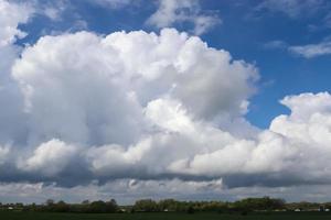 große sich bildende Wolkenformationen vor einem Sturm foto