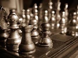 schachfiguren mit schachbrett.selektiver fokus.retrofilter. foto