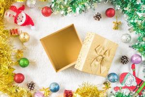 Draufsicht der Geschenkbox mit Weihnachtsdekoration auf weißem Hintergrund. foto