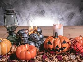 Halloween-Kürbisse mit Kerzenlicht und Totenköpfen auf dunklem Hintergrund. foto