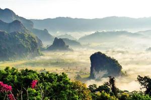 landschaft mit sonnenschein im morgennebel bei phu lang ka, phayao, thailand foto