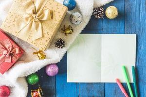 Draufsicht auf Geschenkboxen mit Weihnachtsdekoration und Karte auf Holztischhintergrund. foto