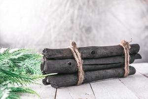 brennholz mit tannenbaum auf holztisch, weihnachtsdekorationshintergrund foto