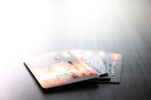 kreditkarten auf dem tisch, weicher fokus, sonnenlicht, online-shopping-konzept. foto