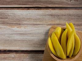 eingelegte mango thailand in schüssel auf holztisch für lebensmittelinhalt. foto