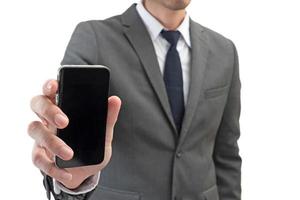 Geschäftsmann hält Handy isoliert auf weißem Hintergrund. foto