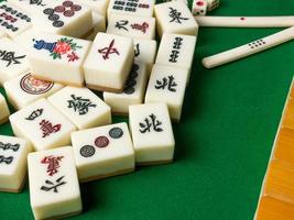 das mahjong auf dem tisch altes asiatisches brettspiel nahaufnahmebild foto