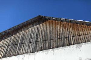 Dach des Hauses. Vordach des Hauses. Architekturdetails. foto