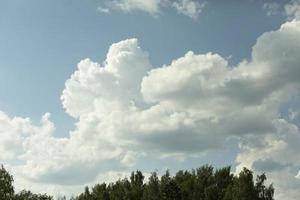 weiße Wolken am Himmel. Sommerlandschaft. Wald und Wolken. foto