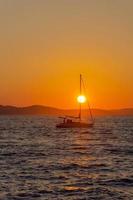 segelboot bei sonnenuntergang in zadar foto