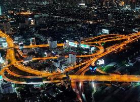 bangkok, thailand, 2022 - bangkok city scape bei nacht draufsicht vom baiyok-gebäude. foto