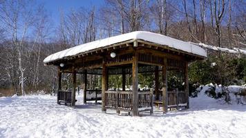 Schnee und Holzpavillonumgebung im Wald Noboribetsu Onsen foto