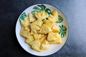 frische Ananas auf einem Teller foto