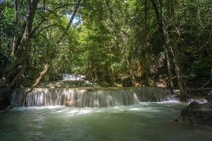 Der saubere Wasserfall dort hat eine smaragdgrüne Farbe, die durch Reflexionen von Bäumen und Flechten verursacht wird, die durch den gelben Kalkstein zirkulieren. Huai Mae Khamin Wasserfall, Provinz Kanchanaburi