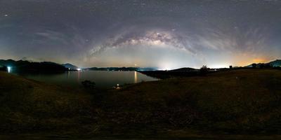 Panorama vr360 Milchstraße und Landstraßen. khlong din daeng reservoir nakhon si thammarat foto