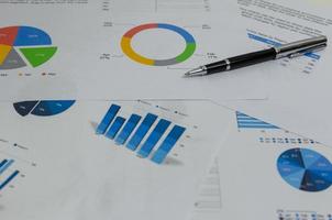geschäftsdokumente diagramm und grafik finanzstatistik mit pen.paperwork bericht diagramm investitions- und analyseinformationen buchhaltung marketingplankonzept. foto