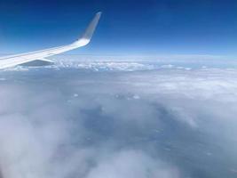 Flugzeugfensterblick auf Wolken 15 foto