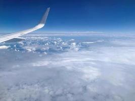 Flugzeugfensterblick auf Wolken 1 foto