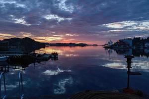 Sonnenuntergang über dem norwegischen Fischerdorf bis zum 2. Sommer foto