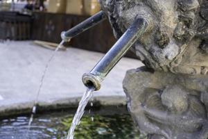 alter Brunnen mit Wasser foto