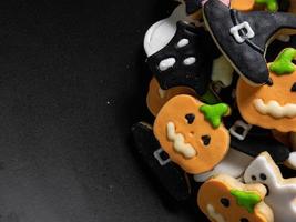 halloween-lebkuchenplätzchen für lebensmittel- und urlaubskonzept foto