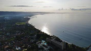 ciamis, west java-indonesien, 12. mai 2022 - wunderschöne panoramische luftaufnahme des pangandaran-strandes.