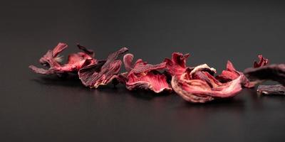 getrocknete Hibiskus-Teeblätter auf dunklem Hintergrund Makro-Nahaufnahme foto