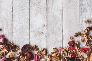 Draufsicht auf getrocknete Blumen auf Holztischhintergrund. freier Platz für Ihren Text foto