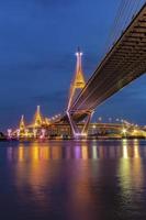 Bhumibol-Brücke, Chao-Phraya-Brücke. schalte nachts die Lichter in vielen Farben ein. foto