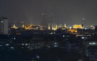 die hauptstadt von thailand ist nachts mit hellen lichtern geschmückt. von weitem sichtbar foto